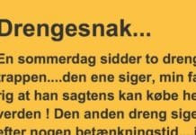To drenge sidder og snakker pĂĄ en trappe…